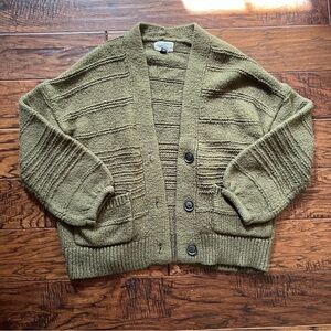 Green cardigan with buttons and pockets